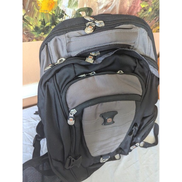 Swiss Gear Airflow ScanSmart Backpack Laptop Bag Black Travel TSA Padded CarryOn - Picture 1 of 11